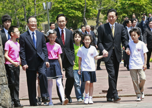 溫家寶出席第三次中日韓領導人會議