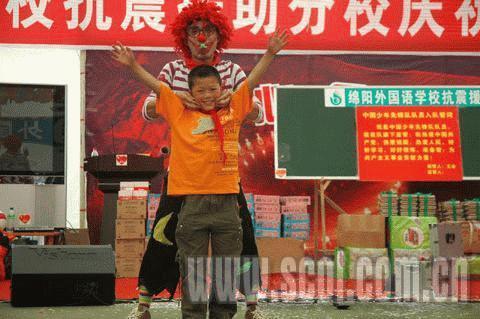 六一的快樂在“帳篷小學”蕩漾（組圖）