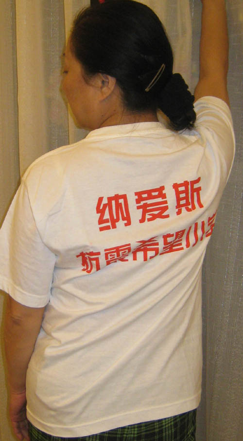 地震災(zāi)區(qū)志愿者衣服集匯（組圖）