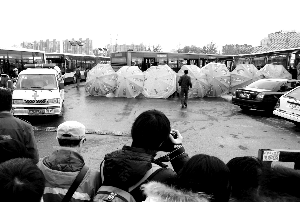 北京322路公交車沖上站臺致1人死亡4人輕傷