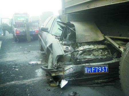 京港澳高速39輛車連環相撞 受損車輛堵路2公里