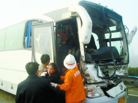 京港澳高速39輛車連環相撞 受損車輛堵路2公里