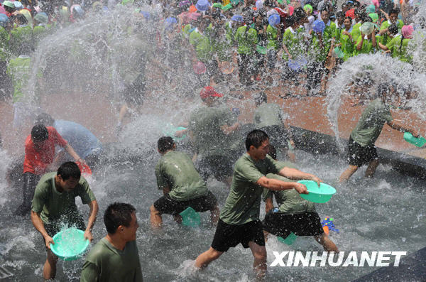 千年潑水節 吉祥沐天下[組圖]