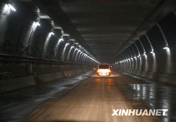 上海長江大橋進入后期施工階段 空中拍攝雄姿已顯