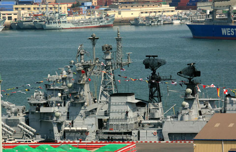 多國海軍艦艇參加中國海軍建軍60周年紀念活動