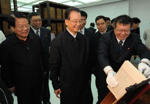溫家寶參加讀書(shū)日：不讀書(shū)民族是沒(méi)有希望的