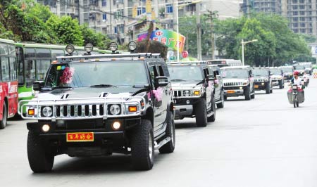 成都：12輛悍馬組成價(jià)值1500萬(wàn)豪華婚車隊(duì)