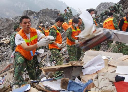 重慶山體崩塌一被埋民房?jī)?nèi)發(fā)現(xiàn)7具遇難者遺體