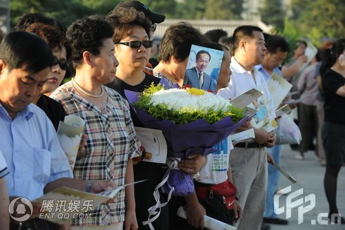 羅京追悼會(huì)今日舉行 兒子捧遺像走入靈堂(組圖)