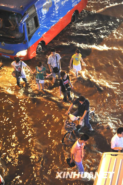 暴雨過后 街道成澤國[組圖]