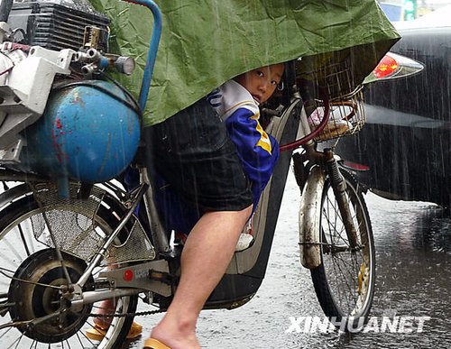南方十省區遭遇今年入汛以來最大暴雨襲擊(組圖)