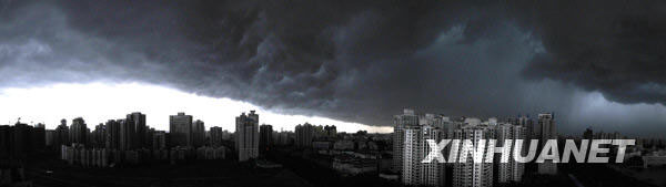 海口暴雨來襲前出現(xiàn)“陰陽天”[組圖]