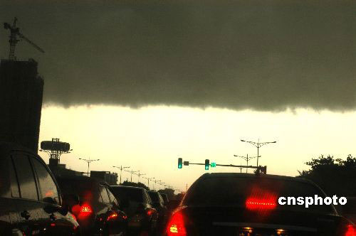 海口暴雨來襲前出現(xiàn)“陰陽天”[組圖]