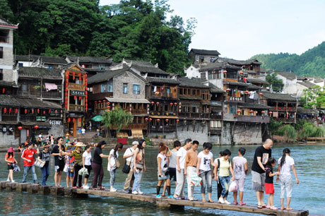 湘西鳳凰迎來(lái)旅游高峰[組圖]