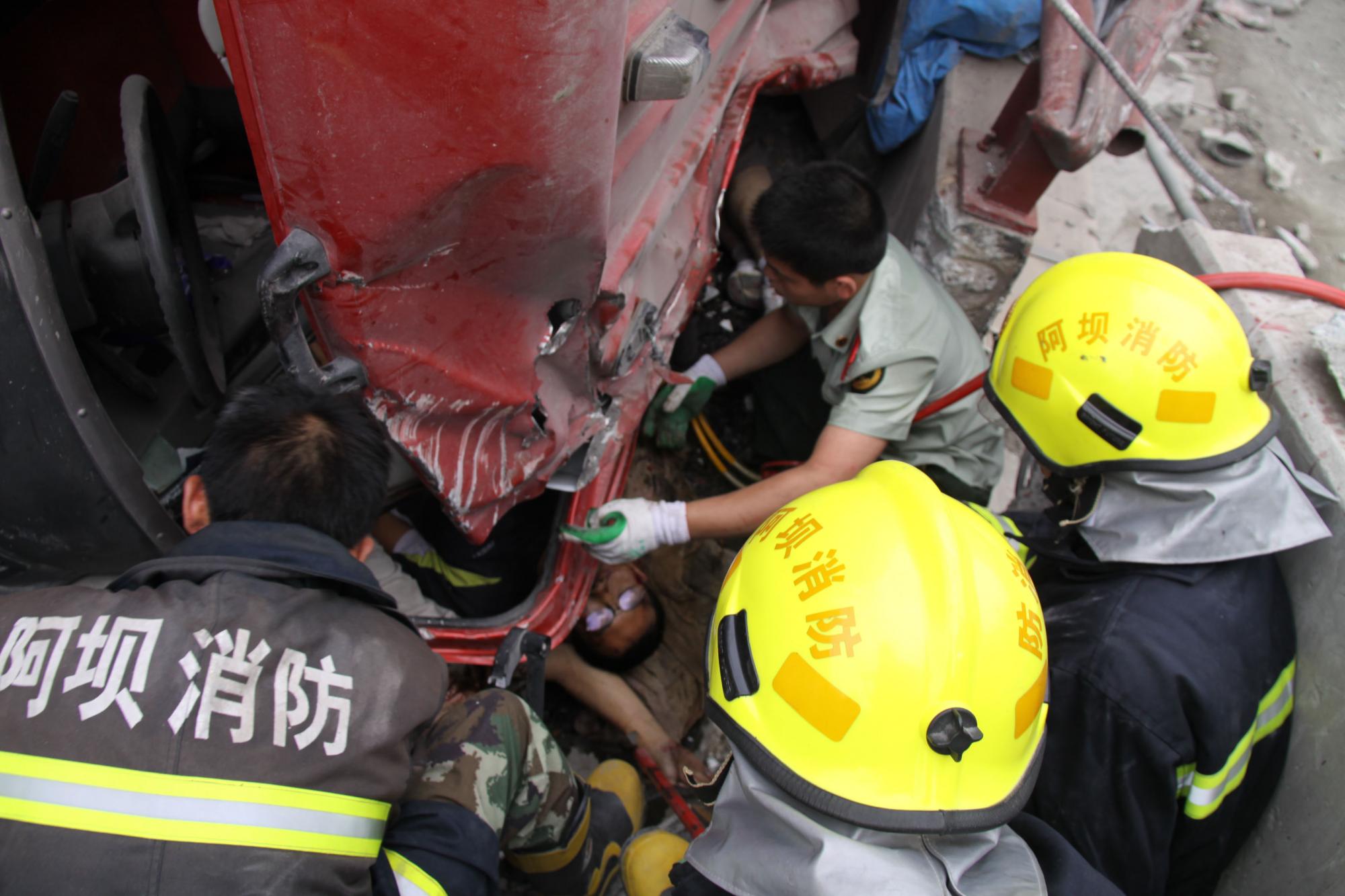 飛石砸毀汶川徹底關大橋已造成6人死亡12人受傷