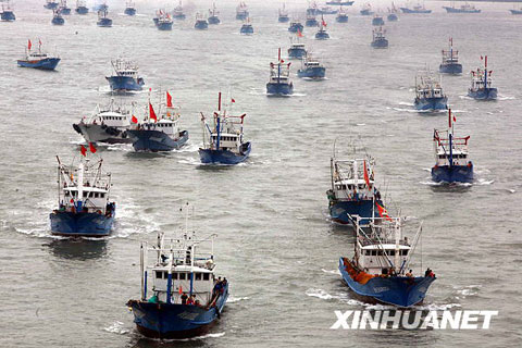 臺風警報解除 漁船出海作業[組圖]
