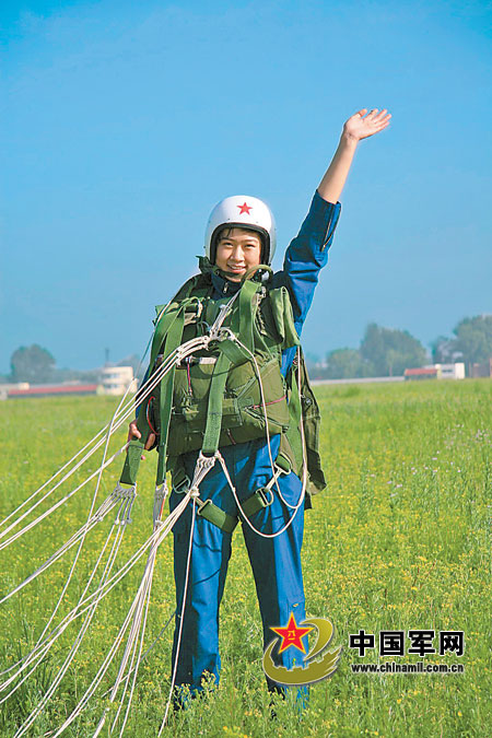 殲擊機女飛行學員首次跳傘[組圖]