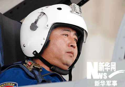 我軍飛行員駕機遇險情后避開居民區跳傘