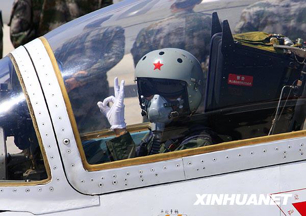 空軍首批殲擊機(jī)女飛行員更換新型飛行裝具[組圖]