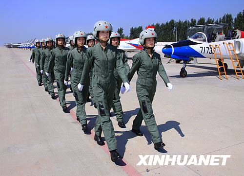 空軍首批殲擊機(jī)女飛行員更換新型飛行裝具[組圖]