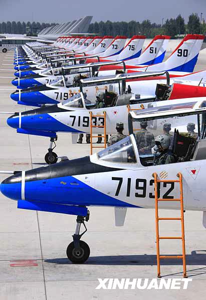 空軍首批殲擊機(jī)女飛行員更換新型飛行裝具[組圖]