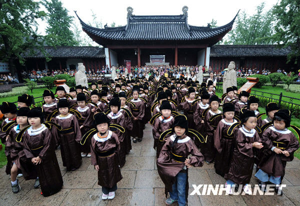 小學新生夫子廟里“開筆破蒙”[組圖]