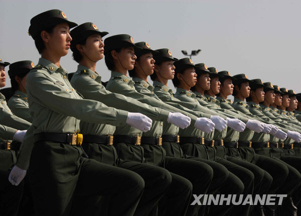 國(guó)慶60周年閱兵方陣中有三支“娘子軍”[組圖]