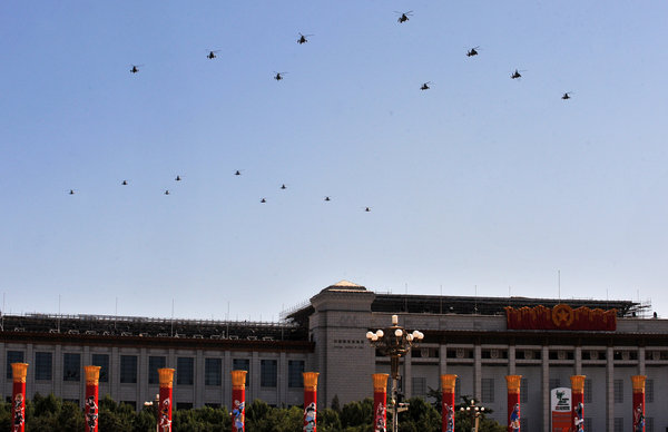 國(guó)慶閱兵空中梯隊(duì)首次進(jìn)行全編隊(duì)預(yù)演[組圖]