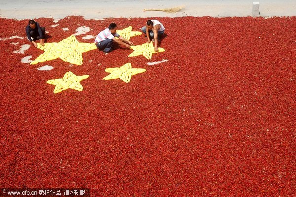 山東郯城：紅椒拼國旗 情意火辣辣
