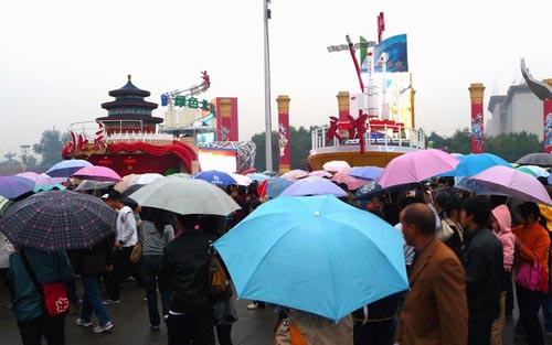 北京數萬人天安門廣場冒雨告別彩車