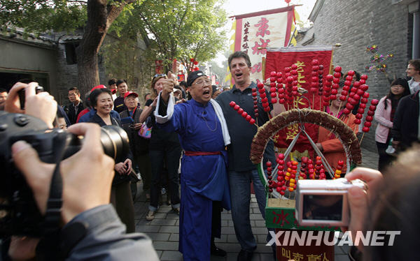 北京南鑼鼓巷敲響胡同節(jié)鑼鼓