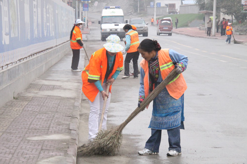 汶川環衛工人過節“裝扮”汶川