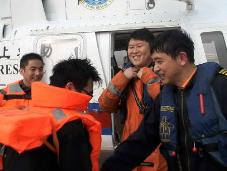 山東北海救助飛行隊勇救9名遇險船員