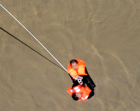 山東北海救助飛行隊勇救9名遇險船員