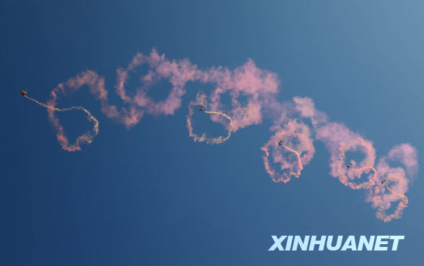 慶祝空軍成立60周年飛行和跳傘表演舉行首次預演