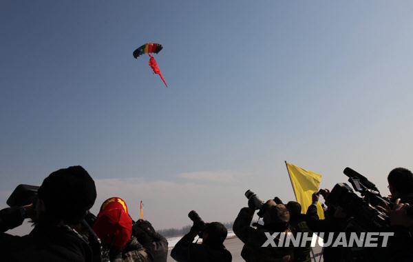 慶祝空軍成立60周年飛行和跳傘表演舉行首次預演