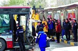 北京322路公交車沖上站臺致1人死亡4人輕傷