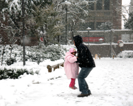 濟(jì)南迎來(lái)今冬首場(chǎng)大到暴雪（圖）