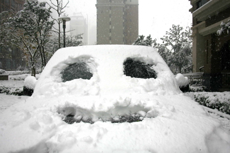 濟(jì)南迎來(lái)今冬首場(chǎng)大到暴雪（圖）