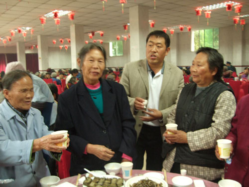 甘當(dāng)1000個(gè)老人的兒子 1000個(gè)娃的爹