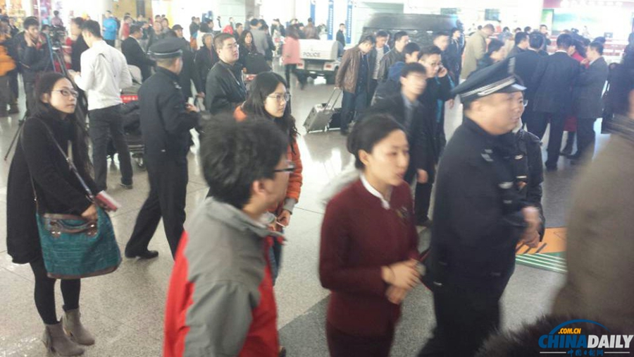 馬來西亞飛北京航班失聯(lián) 家屬和記者在機場焦灼等待